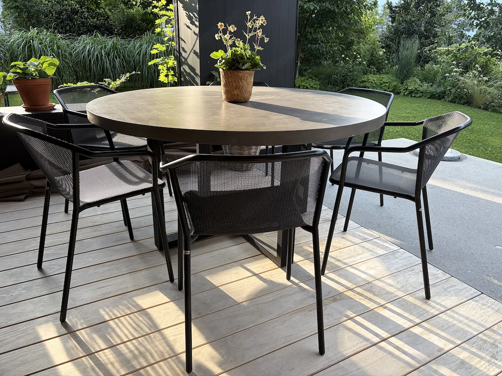 Gartentisch mit Betonplatte
