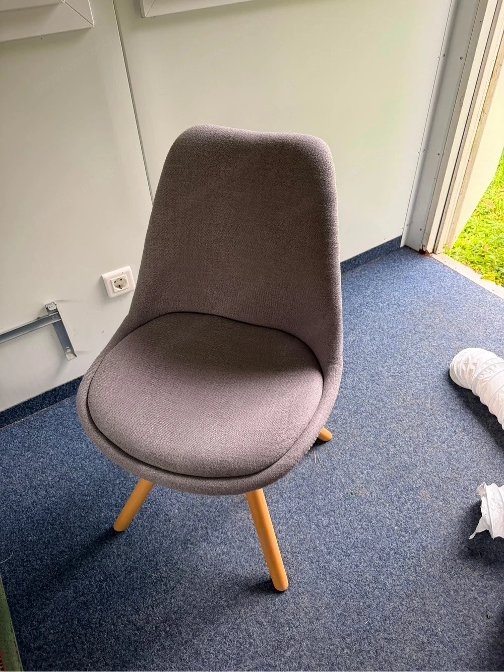 Esstisch aus Massivholz + 4 Stühle