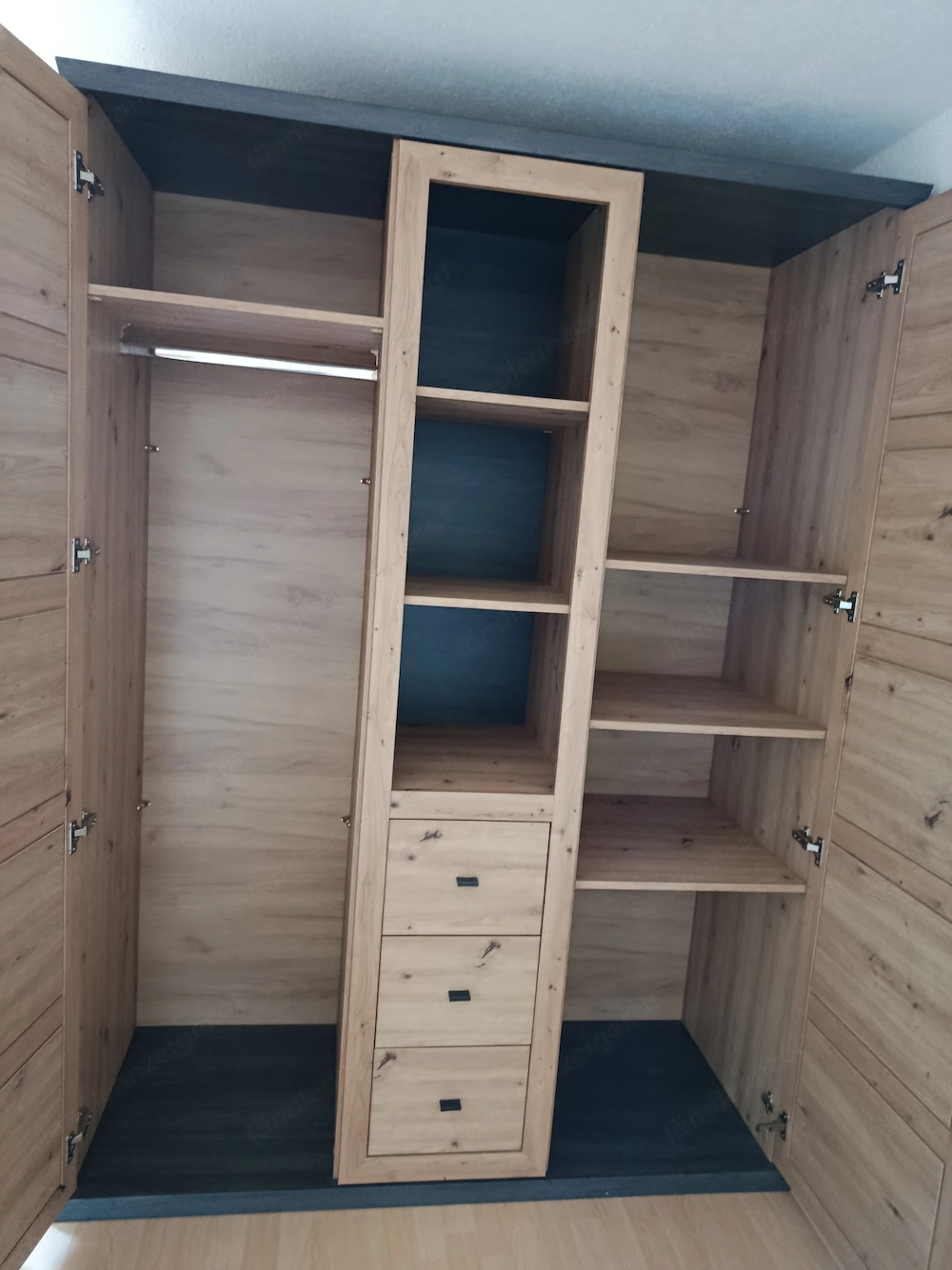 Drehtürenschrank 