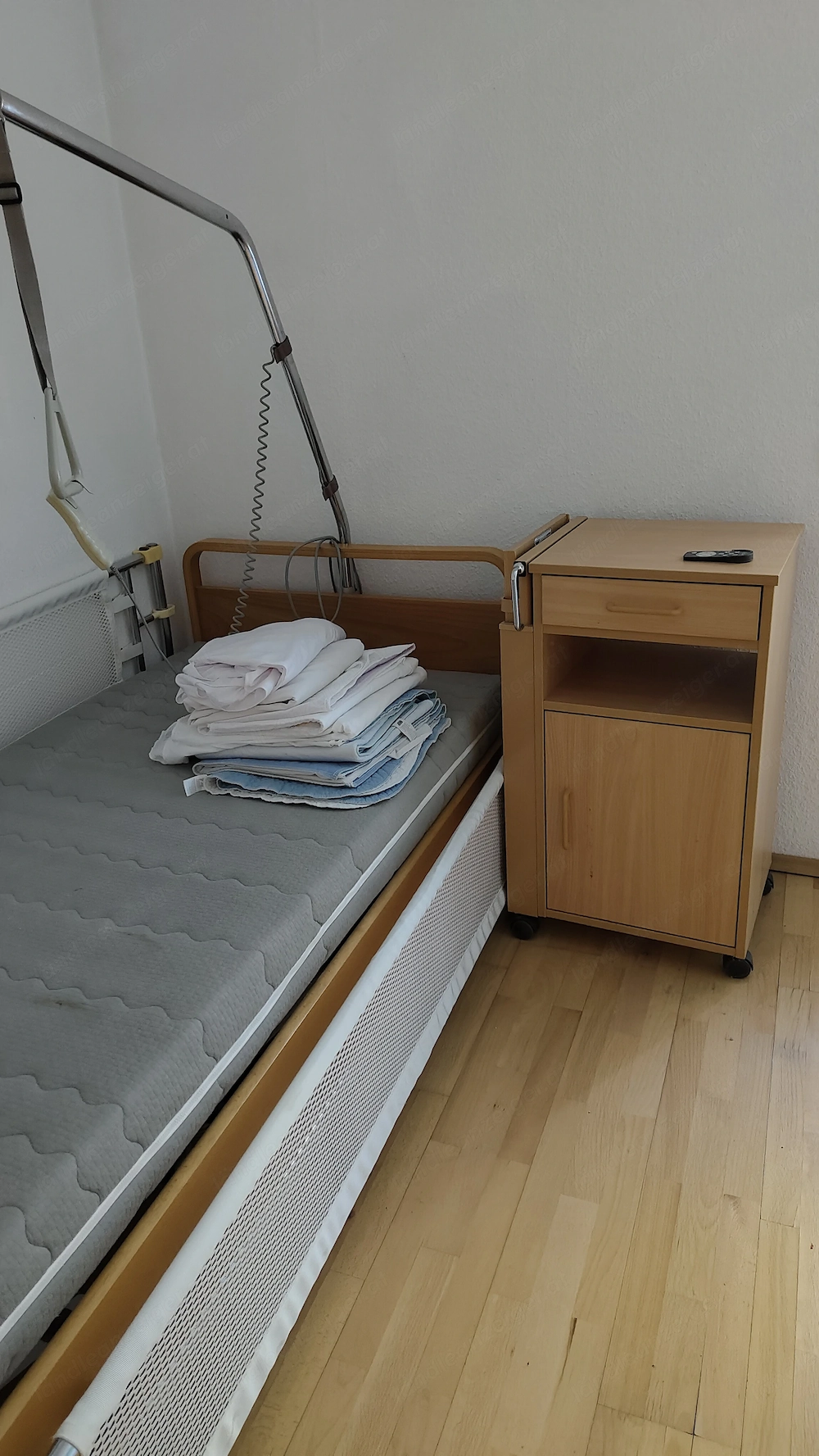 Pflegebett elektrisch inklusive Nachtkästchen mit Tischfunktion