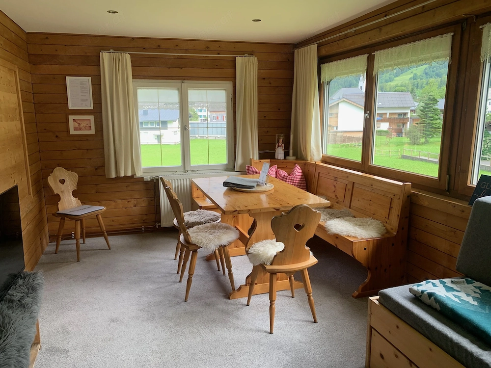Eckbank mit Tisch aus Holz und 2 Stühle