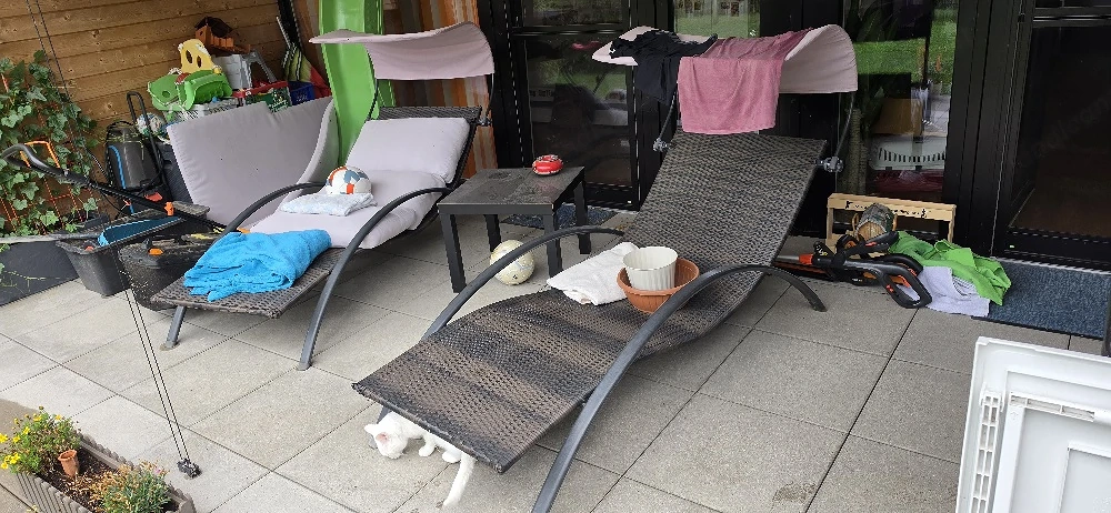 Gartenliegen mit Tisch