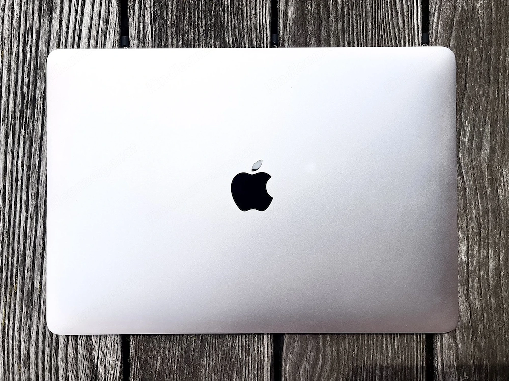 MacBook Pro 13" 2017 in Silber | 16 GB RAM | 256 GB SSD | Incase-Hülle schwarz