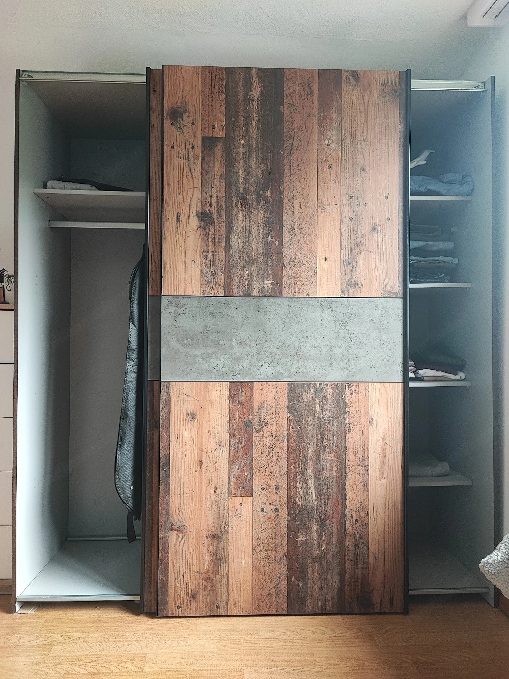 Kleiderschrank mit Schiebetüren