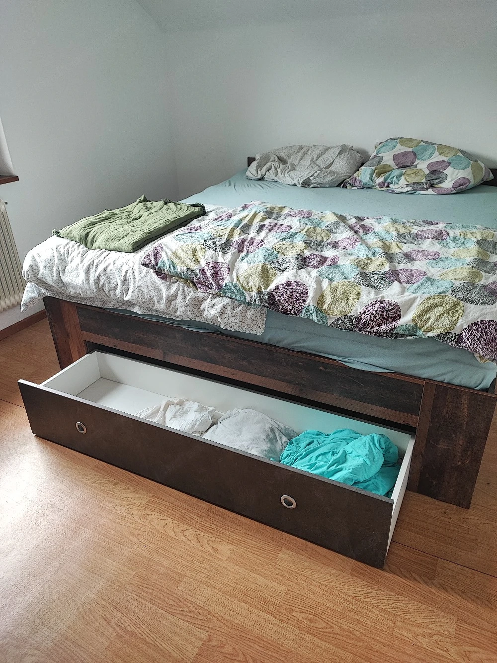 Bettgestell mit Schubladen und Matratzen