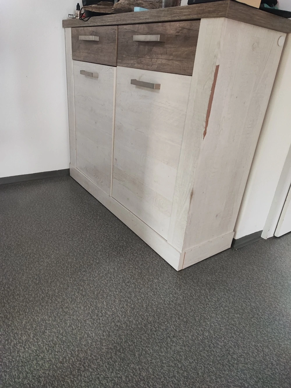 Kommode mit Schubladen und Türen