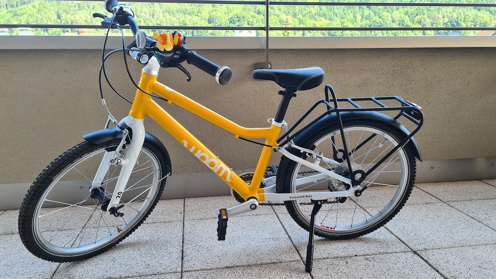 Gelbes Woom 4 Kinderfahrrad