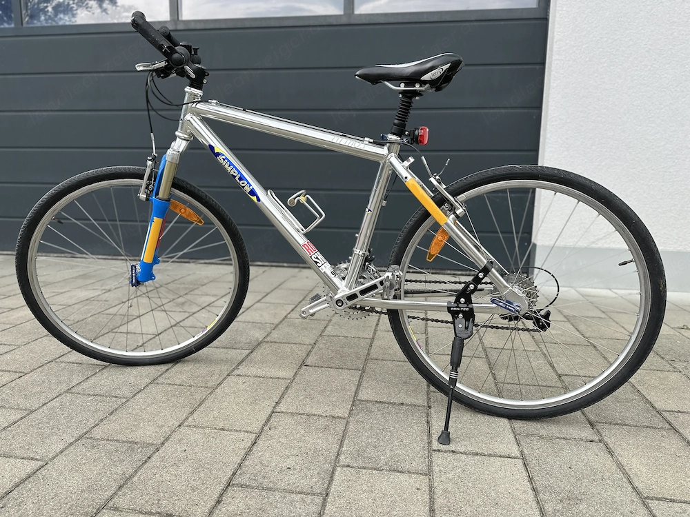 Simplon Mythos Fahrrad mit zwei Satz Reifen und Kombipedalen