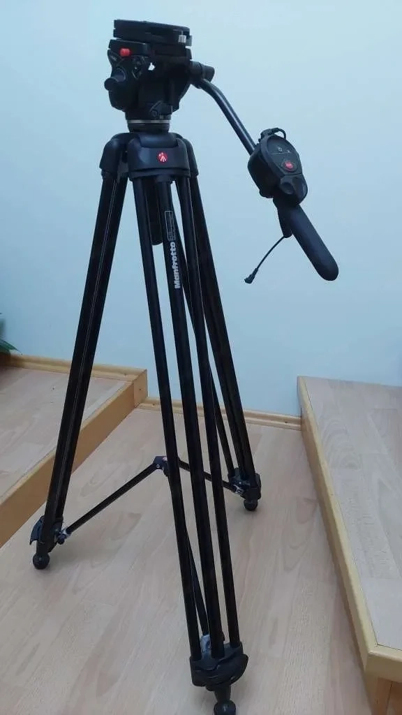 Manfrotto 547B Profi Stativ mit Manfrotto Kopf 701HDV und Kamera Fernbedienung 521i