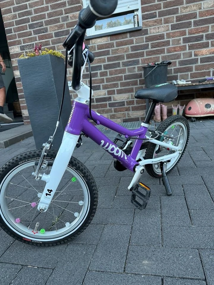 Woom 2 Kinderfahrrad 14 Zoll in Lila mit stange