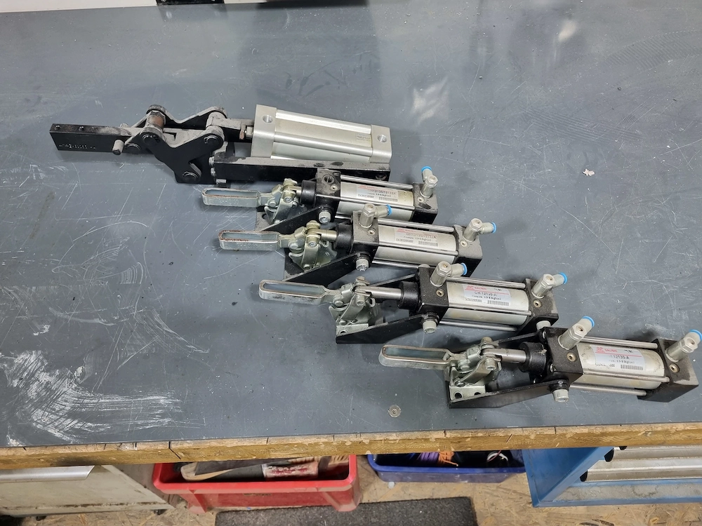 5 pneumatische Kniehebelzylinder
