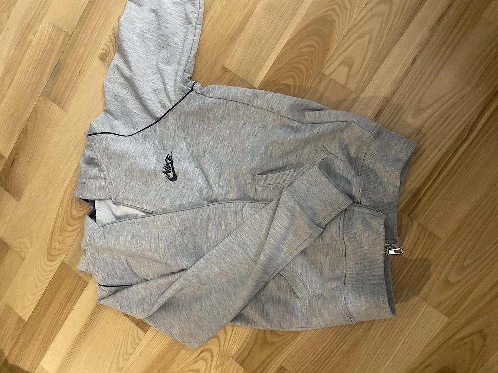 Kapuzenjacke Nike, Gr. 134 grau