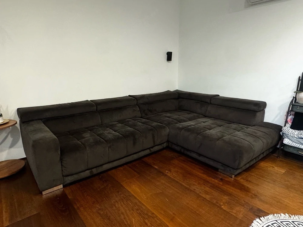 Großes Ecksofa mit elektrischer Sitztiefenverstellung