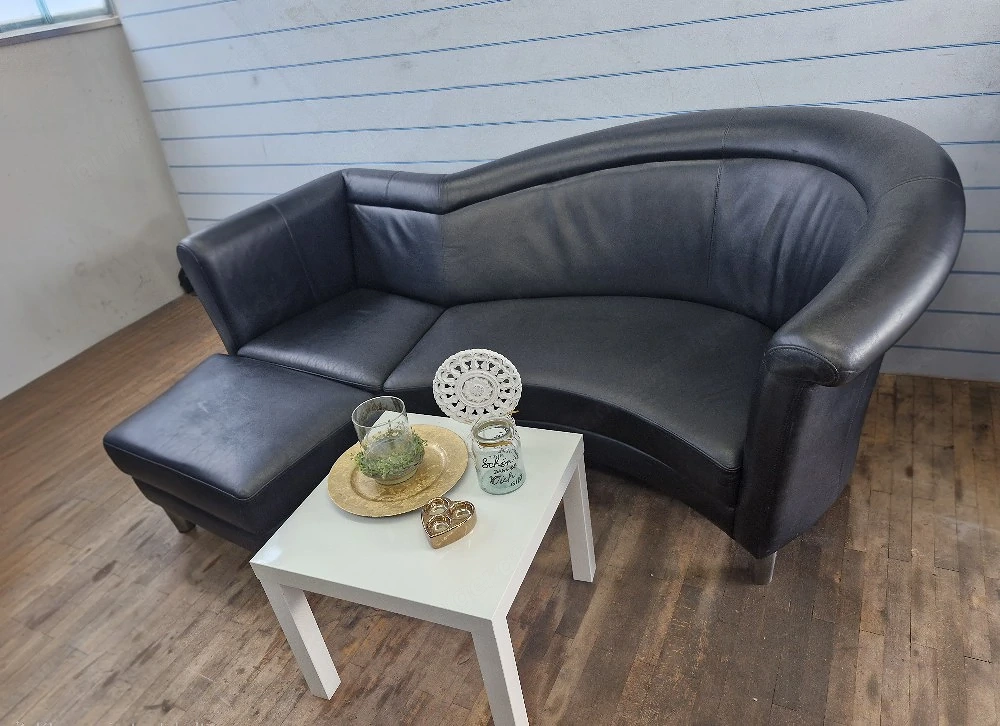 Ledercouch mit Hocker, Beistelltisch und Deko