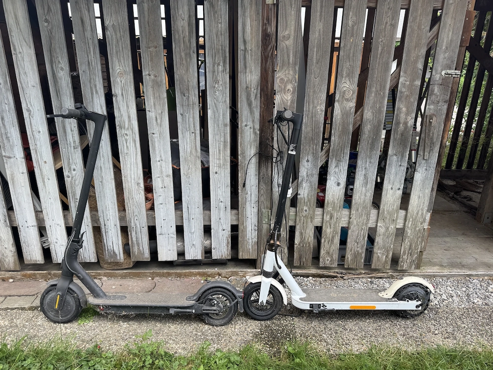 zwei E-Scooter zu verkaufen