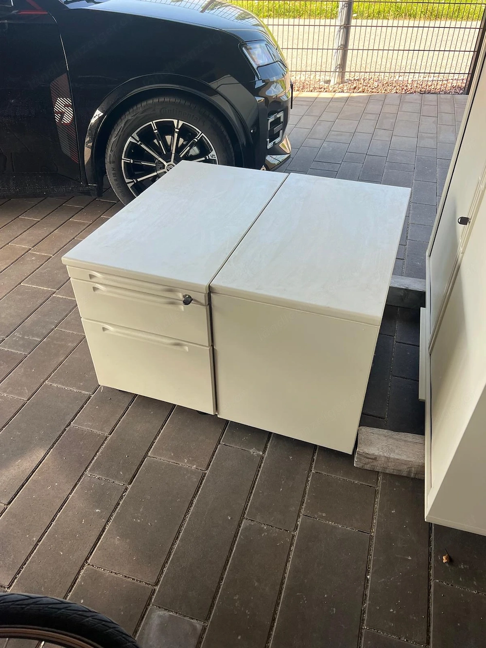 Büromöbel und Rollcontainer, weiß 