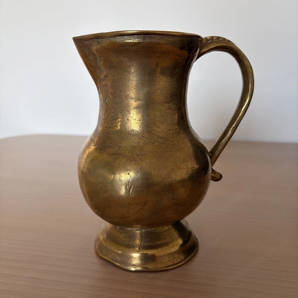Antiker Krug aus Messing oder Bronze