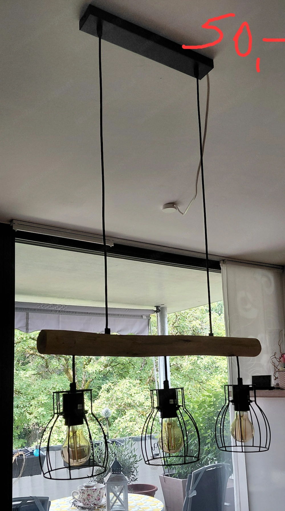 Lampe, Spiegelschrank, Markise und Vorhänge 