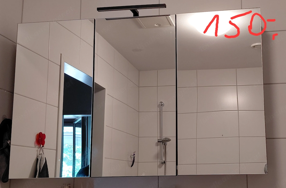 Lampe, Spiegelschrank und Vorhänge 