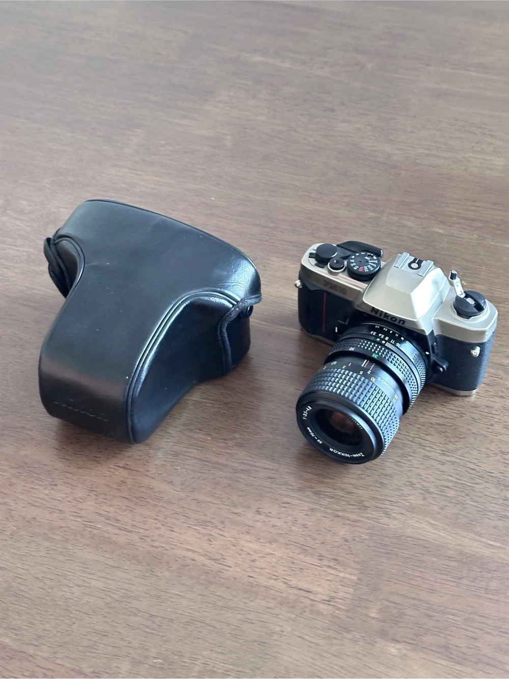 Nikon FM10 + Zoom-Nikkor 35-70mm + Ledertasche