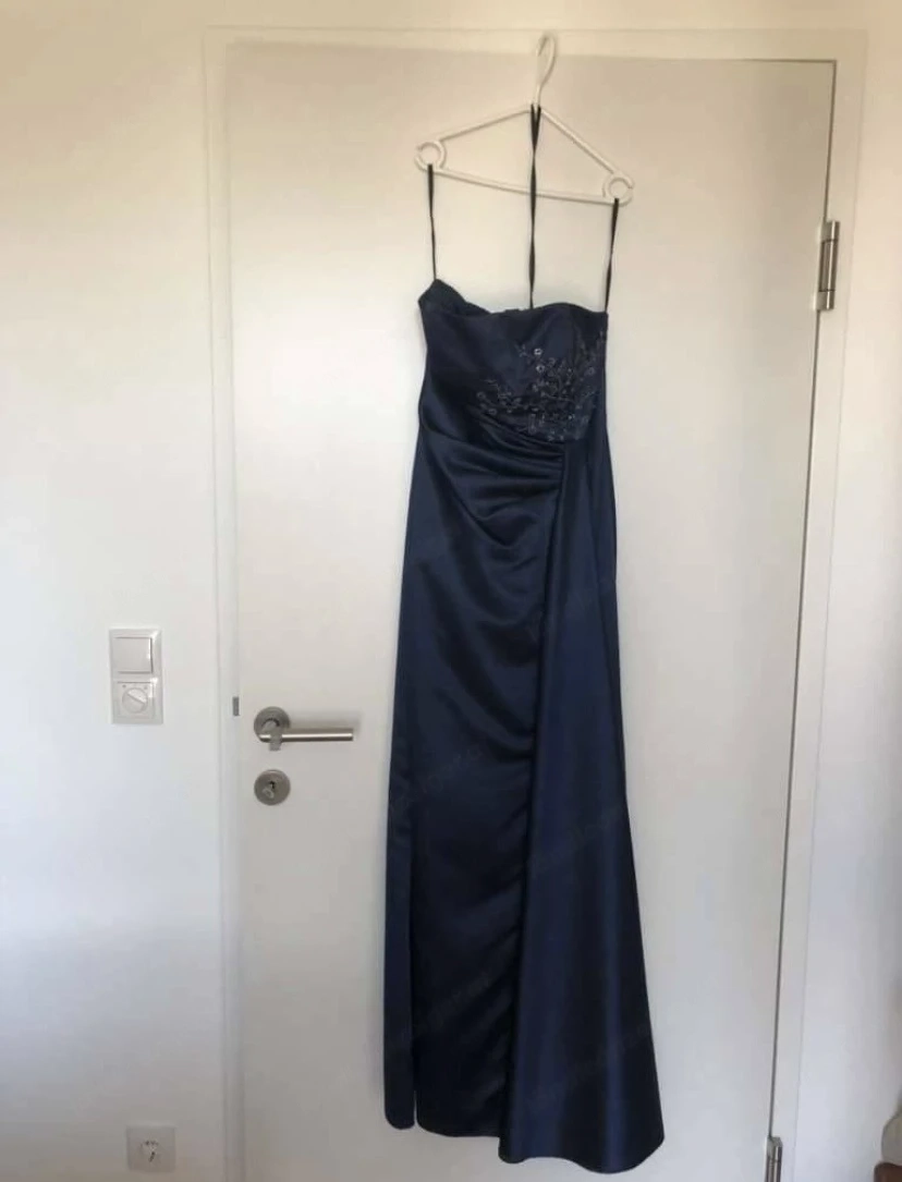 Dunkelblaues Ballkleid mit Schal