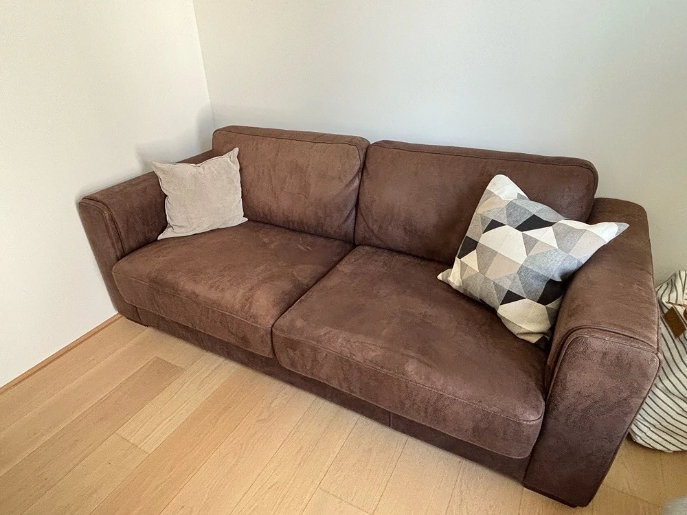 Gemütliche Couch aus echtem Rauleder