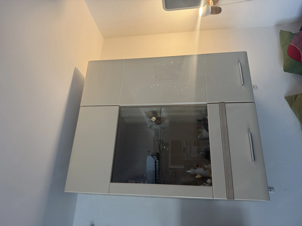 Hängeschrank zu verschenken 