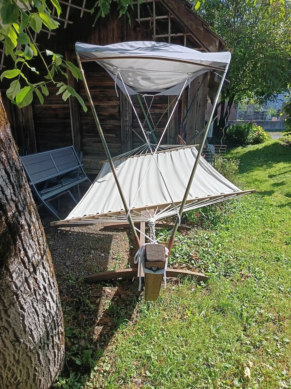 Hängematte mit Holzgestell und Sonnenschutz
