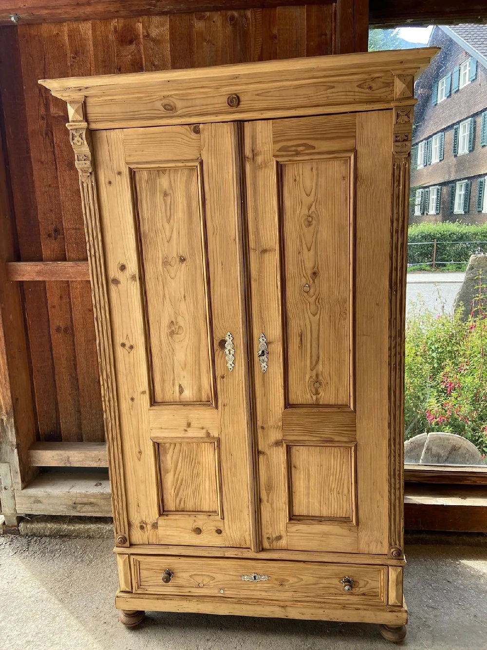 alter, antiker Schrank, Kasten