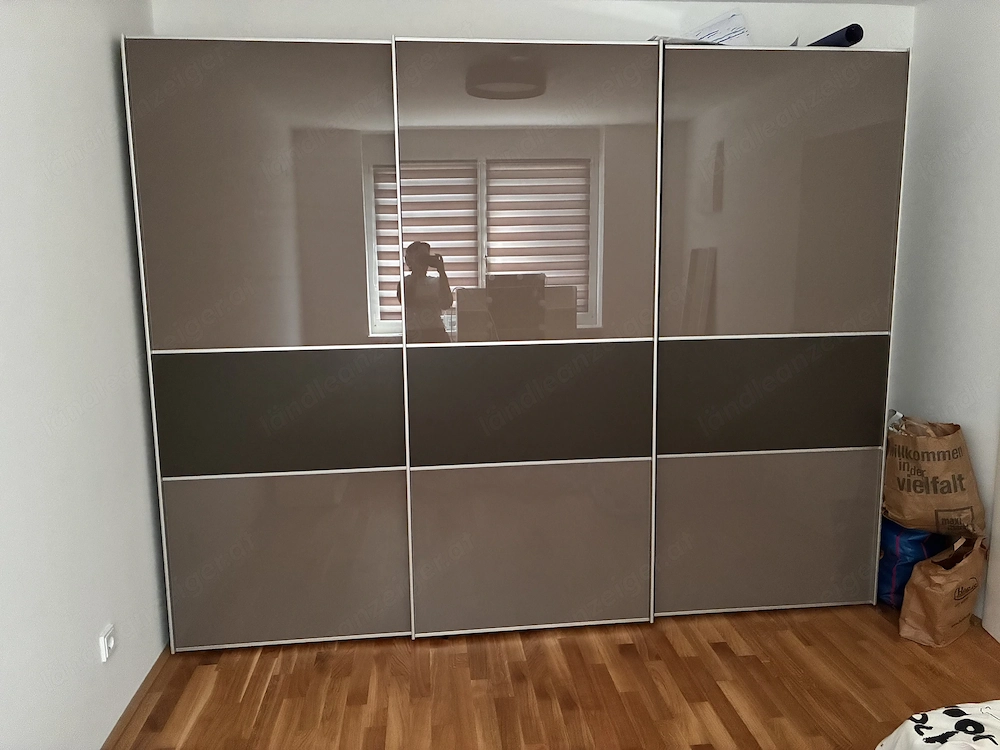 Kleiderschrank 