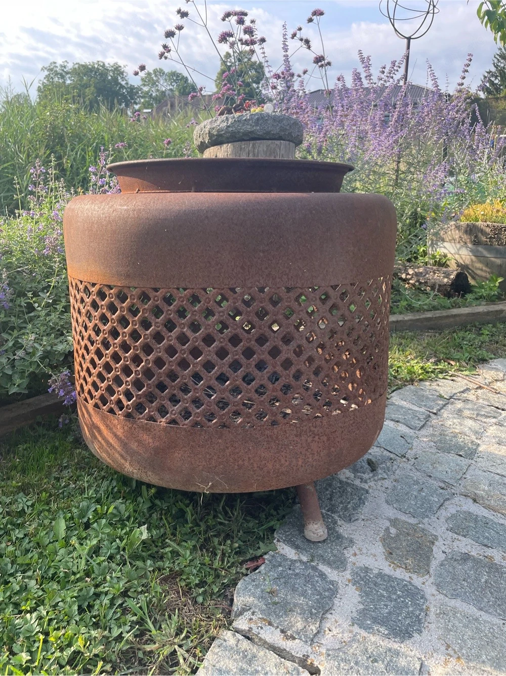 sehr dekorative Feuerschale