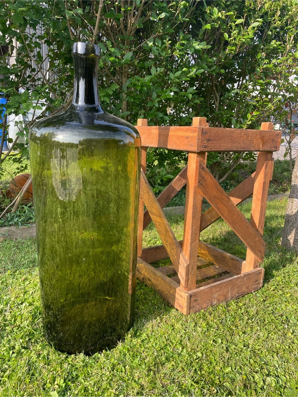 Weinflasche XXXXXL mit Holzrahmen als Halterung