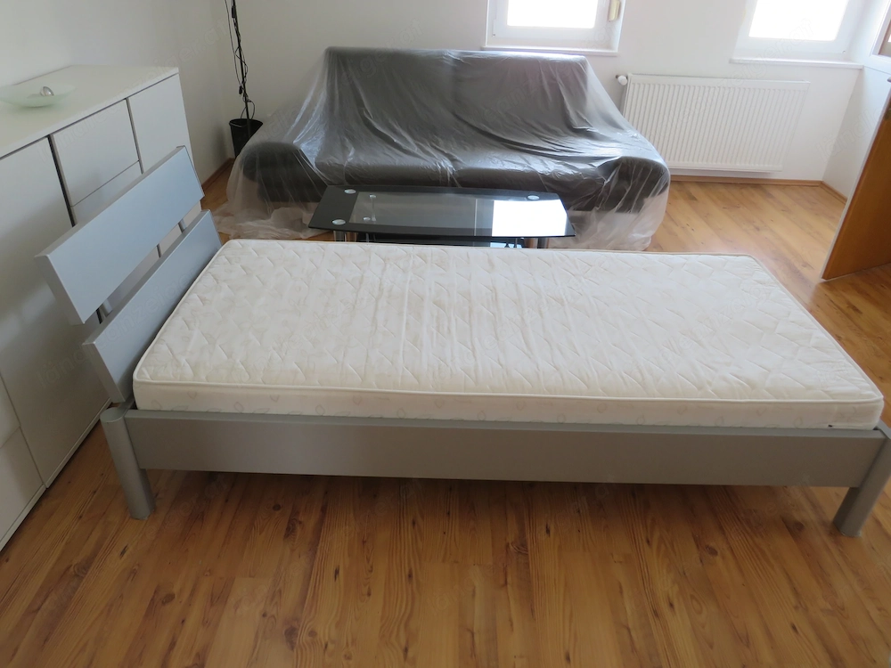Bett samt Matratze für Einzelperson