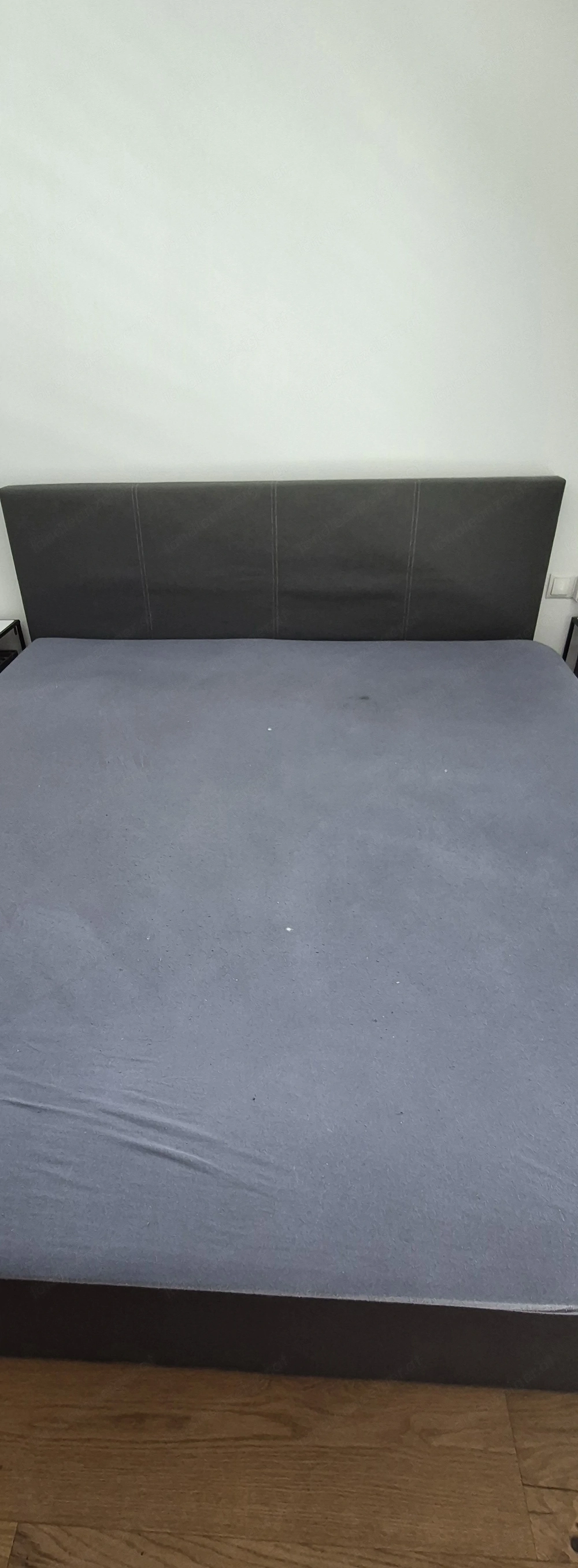 Graues Boxspringbett 
