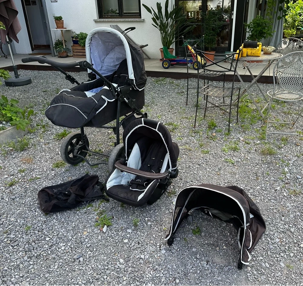 Kinderwagen mit Zubehör zu verschenken