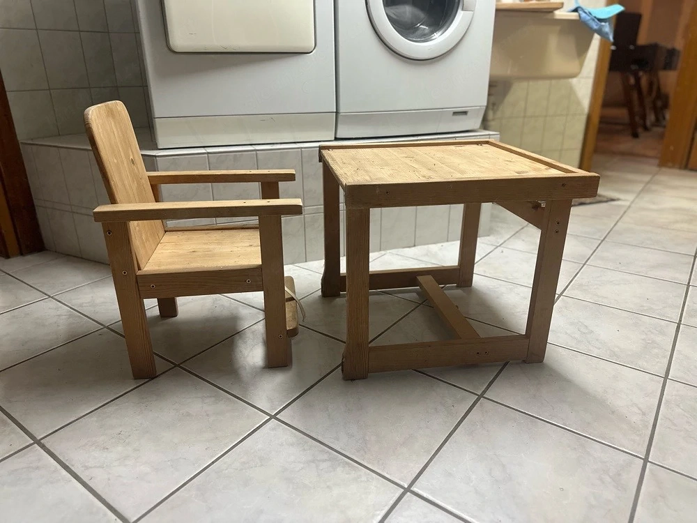 Hochstuhl und Kinderstuhl mit Tisch aus Vollholz