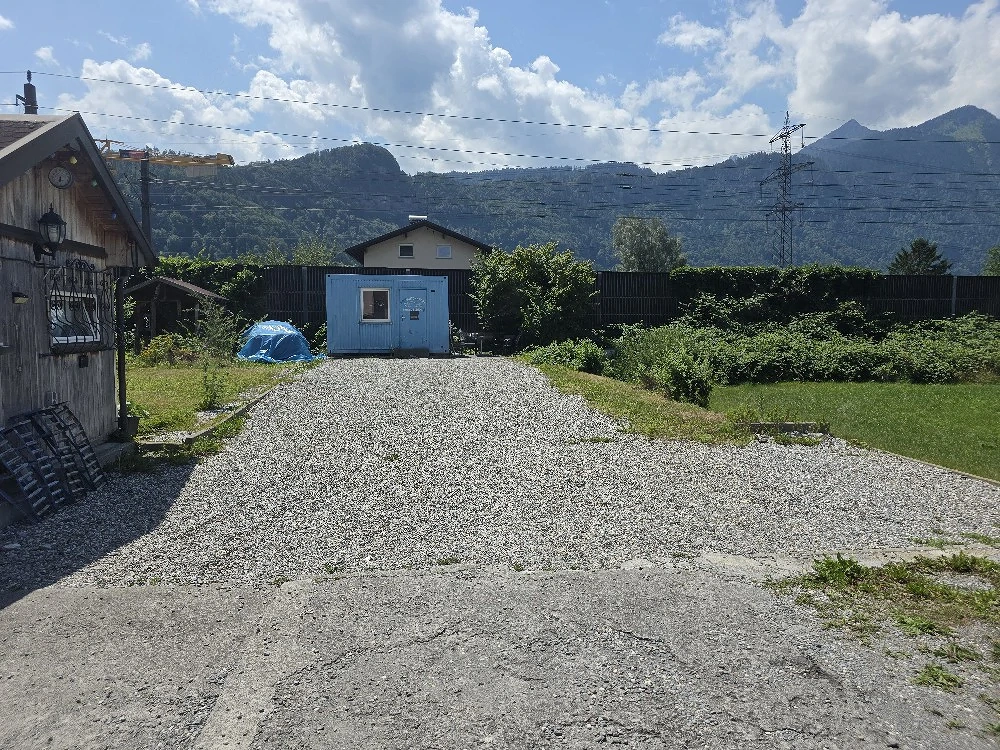 Auto abstellplatz mit Bürocontainer
