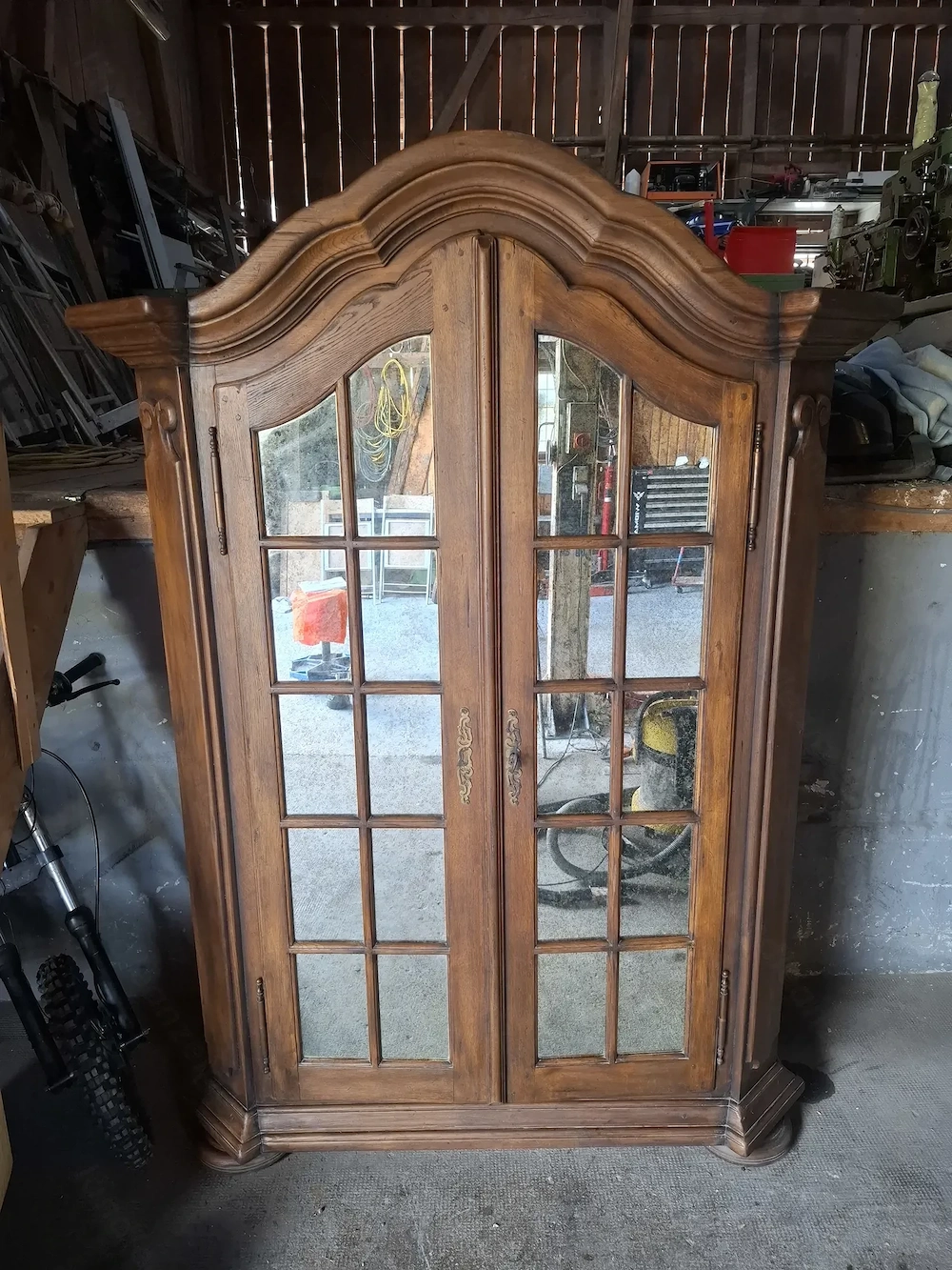 Wunderschöner Vitrinenschrank aus Massivholz