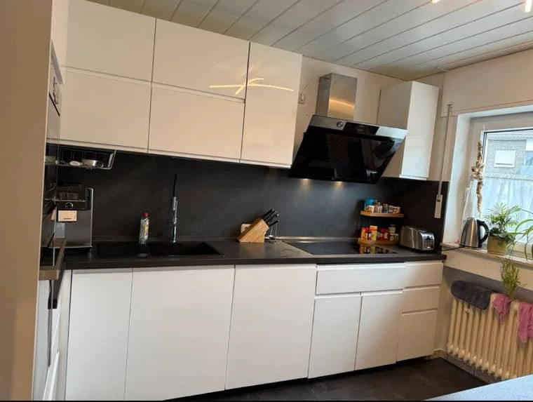 IKEA Voxtorp Küche in Hochglanzweiß mit Elektrogeräten