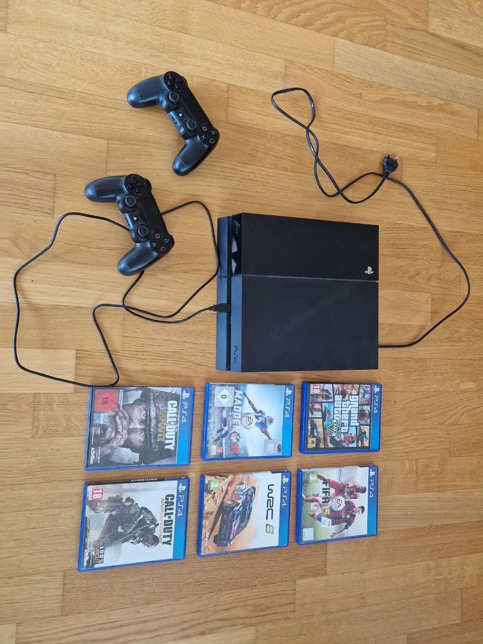 Playstation 4 + 2 originale Controller + 6 Spiele