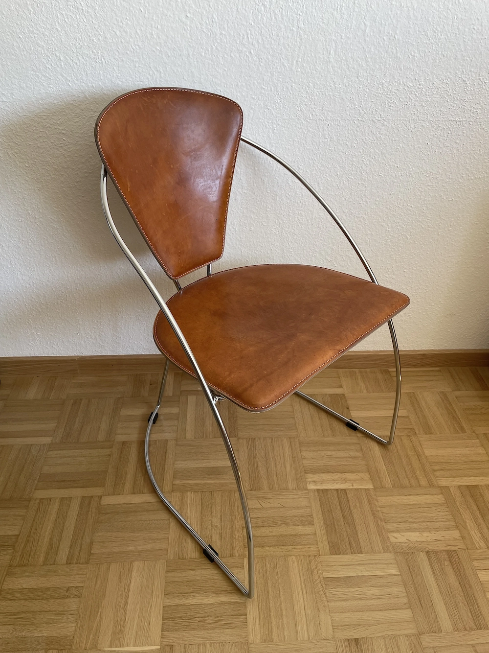 Eleganter Designerstuhl mit Lederoptik & Chromgestell