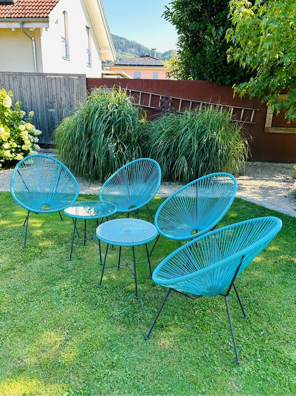Gartensessel mit Tischchen