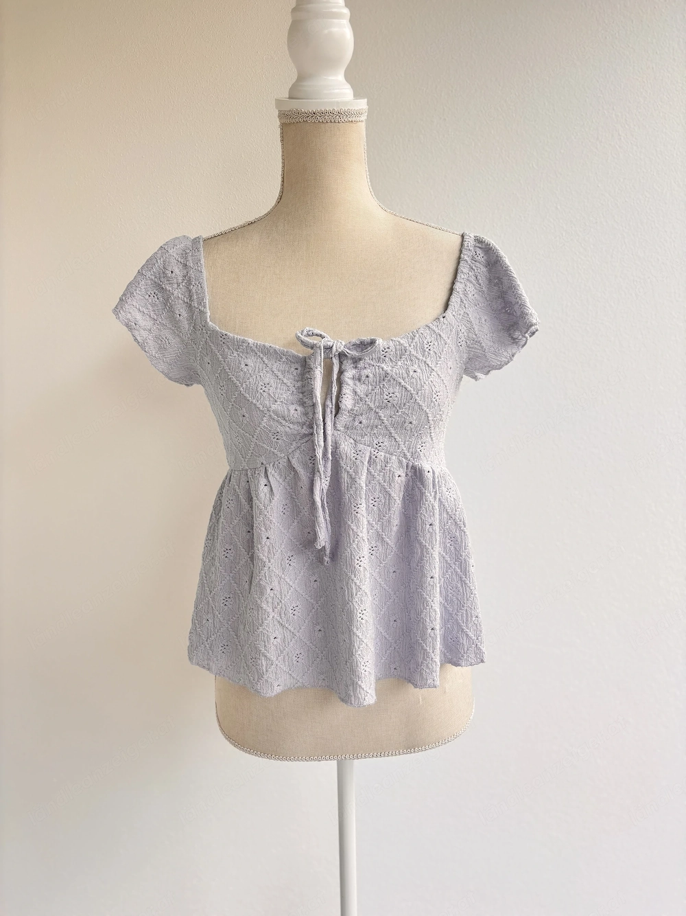 Zartblaues Damen Sommer Top mit Lochmuster