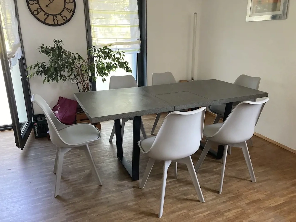 Tisch mit sechs Stühlen 