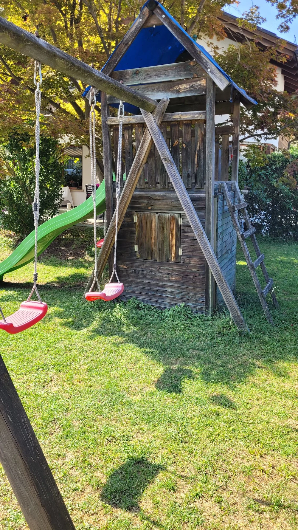 Rutschen- und Schaukelturm