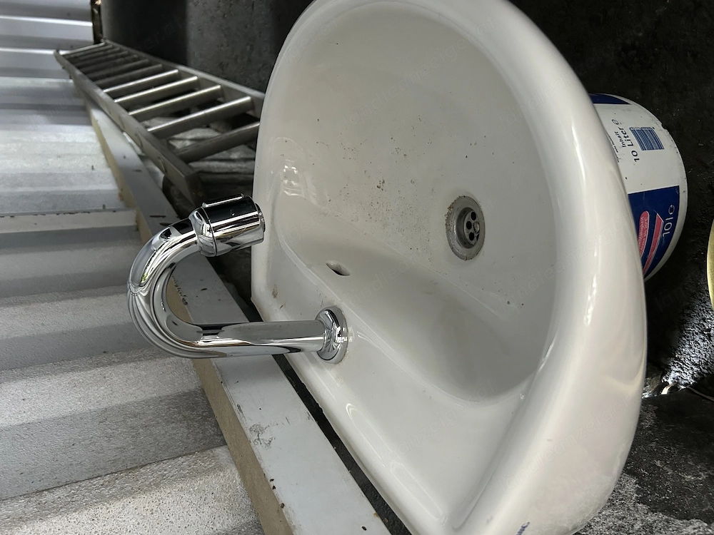 Waschbecken WC mit Wasserhahn 