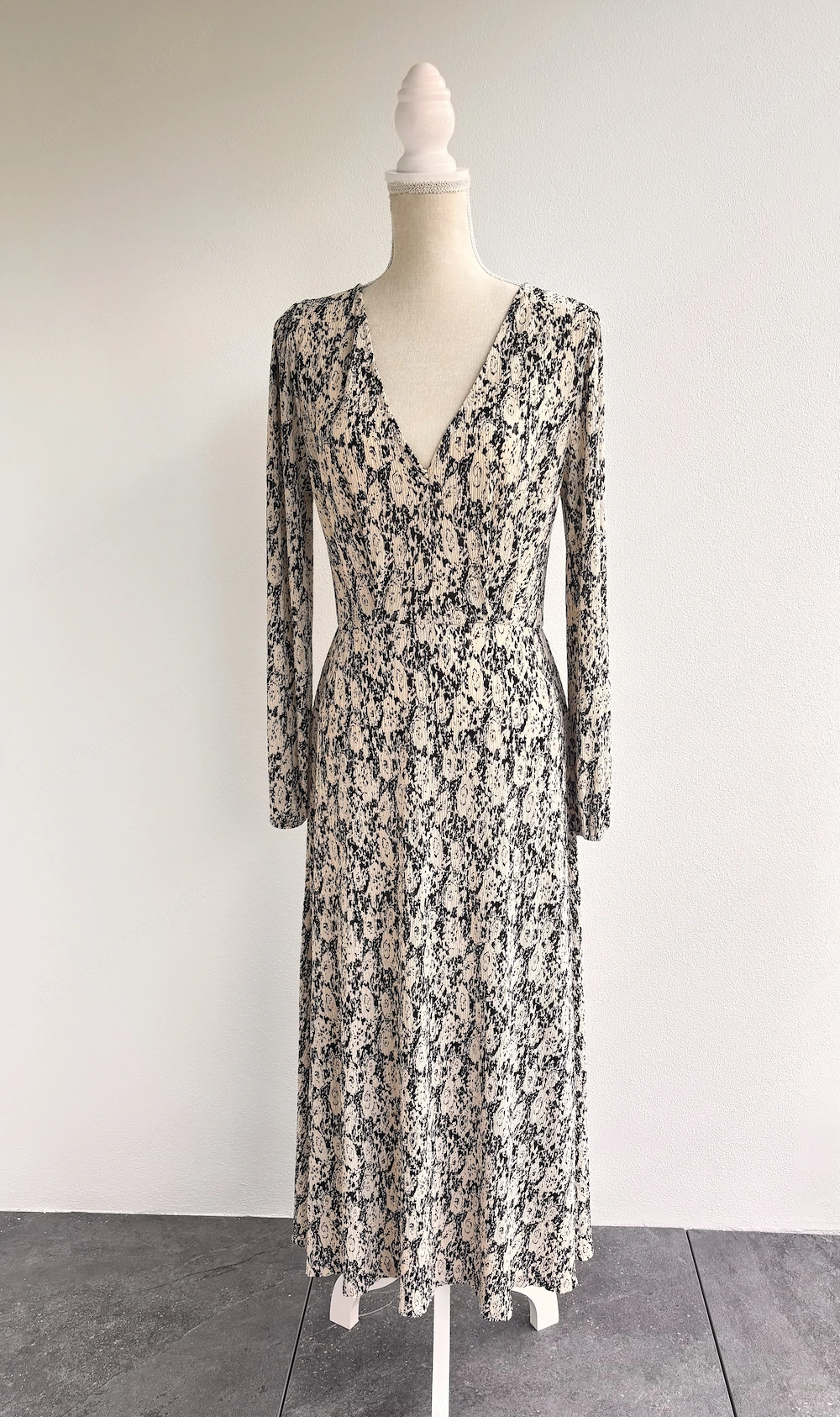 Damen langarm Kleid mit V Ausschnitt von MNG