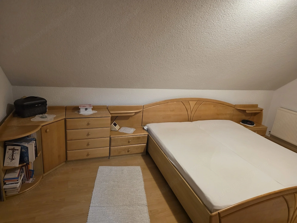 Bett mit Nachtkästen und Kommode 