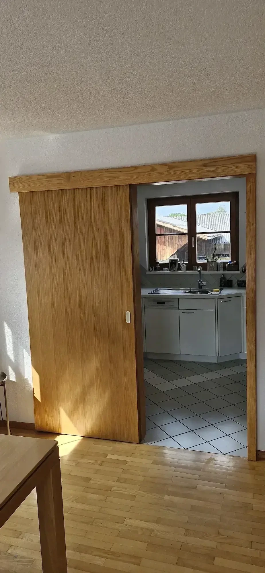 Massive Schiebetüre in Esche inklusive Türrahmen