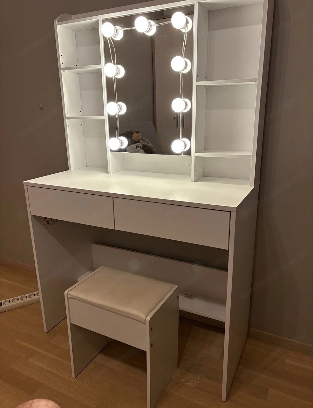 Schminktisch mit Spiegel und heller LED Beleuchtung